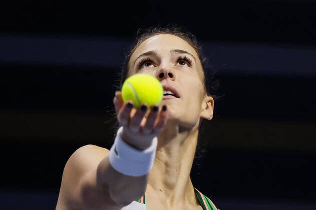 St. Petersburg Ladies Trophy 2022 - Day Two Bernarda Pera of United States serves the ball to Jaqueline Cristian of Romania during the women s singles Round of 32 match of the WTA, Tennis Damen 500 St. Petersburg Ladies Trophy 2022 International Tennis Tournament on February 8, 2022 at the Sibur Arena in Saint Petersburg, Russia. Saint Petersburg Russia  Copyright: xMikexKireevx originalFilename:kireev-stpeters220208_np7T0.jpg