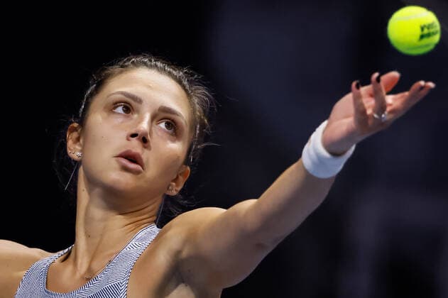 St. Petersburg Ladies Trophy 2022 - Day Two Jaqueline Cristian of Romania serves the ball to Bernarda Pera of United States during the women s singles Round of 32 match of the WTA, Tennis Damen 500 St. Petersburg Ladies Trophy 2022 International Tennis Tournament on February 8, 2022 at the Sibur Arena in Saint Petersburg, Russia. Saint Petersburg Russia  Copyright: xMikexKireevx originalFilename:kireev-stpeters220208_np86g.jpg