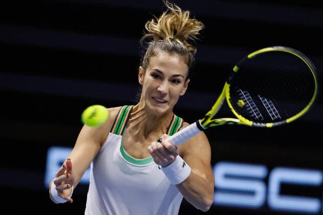 St. Petersburg Ladies Trophy 2022 - Day Two Bernarda Pera of United States returns the ball to Jaqueline Cristian of Romania during the women s singles Round of 32 match of the WTA, Tennis Damen 500 St. Petersburg Ladies Trophy 2022 International Tennis Tournament on February 8, 2022 at the Sibur Arena in Saint Petersburg, Russia. Saint Petersburg Russia  Copyright: xMikexKireevx originalFilename:kireev-stpeters220208_npgZW.jpg