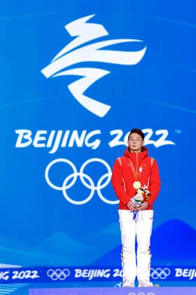 (220208) -- BEIJING, Feb. 8, 2022 -- Gold medalist Ren Ziwei of China poses for a photo during the awarding ceremony of men s 1000m of short track Speed skating, Eisschnelllauf at the Beijing Medals Plaza of the Winter Olympics in Beijing, capital of China, Feb. 8, 2022. ) (BEIJING2022)CHINA-ZHANGJIAKOU-OLYMPIC Winter games, Winterspiele,Spiele, Summer games SHORT TRACK SPEED SKATING-AWARDING CEREMONY (CN) JuxHuanzong 