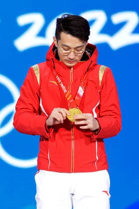 (220208) -- BEIJING, Feb. 8, 2022 -- Gold medalist Ren Ziwei of China reacts during the awarding ceremony of men s 1000m of short track Speed skating, Eisschnelllauf at the Beijing Medals Plaza of the Winter Olympics in Beijing, capital of China, Feb. 8, 2022. ) (BEIJING2022)CHINA-ZHANGJIAKOU-OLYMPIC Winter games, Winterspiele,Spiele, Summer games SHORT TRACK SPEED SKATING-AWARDING CEREMONY (CN) JuxHuanzong 