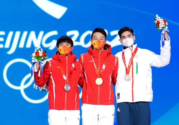 (220208) -- BEIJING, Feb. 8, 2022 -- Gold medalist Ren Ziwei (C) of China, silver medalist Li Wenlong (L) of China and bronze medalist Shaoang Liu of Hungary pose for a photo during the awarding ceremony of men s 1000m of short track Speed skating, Eisschnelllauf at the Beijing Medals Plaza of the Winter Olympics in Beijing, capital of China, Feb. 8, 2022. ) (BEIJING2022)CHINA-ZHANGJIAKOU-OLYMPIC Winter games, Winterspiele,Spiele, Summer games SHORT TRACK SPEED SKATING-AWARDING CEREMONY (CN) JuxHuanzong
