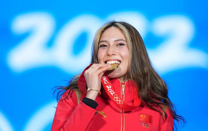 (220208) -- BEIJING, Feb. 8, 2022 -- Gold medalist Gu Ailing of China reacts during the awarding ceremony of women s freeski big air at the Beijing Medals Plaza of the Winter Olympics in Beijing, capital of China, Feb. 8, 2022. ) (BEIJING2022)CHINA-ZHANGJIAKOU-OLYMPIC Winter games, Winterspiele,Spiele, Summer games WOMEN S FREESKI BIG AIR-AWARDING CEREMONY (CN) JuxHuanzong 