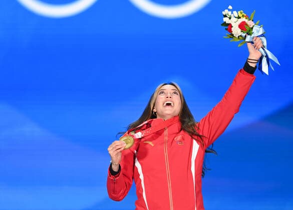 Sport Bilder des Tages (220208) -- BEIJING, Feb. 8, 2022 -- Gold medalist Gu Ailing of China reacts during the awarding ceremony of women s freeski big air at the Beijing Medals Plaza of the Winter Olympics in Beijing, capital of China, Feb. 8, 2022. ) (BEIJING2022)CHINA-ZHANGJIAKOU-OLYMPIC Winter games, Winterspiele,Spiele, Summer games WOMEN S FREESKI BIG AIR-AWARDING CEREMONY (CN) HuangxZongzhi 