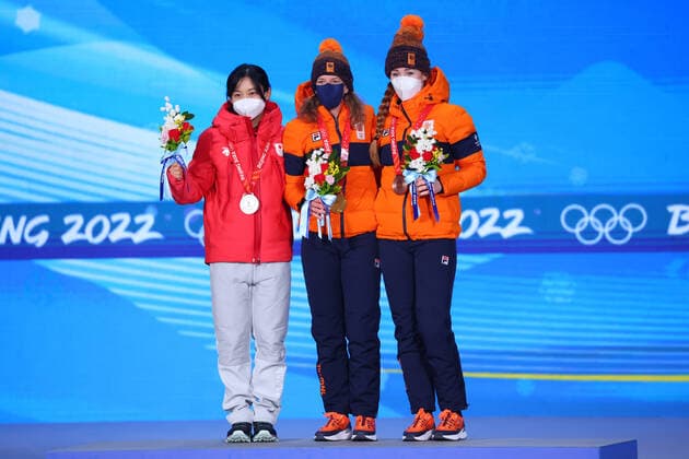 (L-R) Miho Takagi (JPN), Ireen Wust, Antoinette de Jong (NED), FEBRUARY 8, 2022 - Speed skating, Eisschnelllauf : Women s 1500m Medal Ceremony during the Beijing 2022 Olympic Winter games, Winterspiele,Spiele, Summer games at Beijing Medal Plaza in Beijing, China.  (180182901)