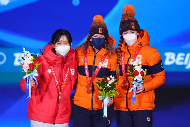 (L-R) Miho Takagi (JPN), Ireen Wust, Antoinette de Jong (NED), FEBRUARY 8, 2022 - Speed skating, Eisschnelllauf : Women s 1500m Medal Ceremony during the Beijing 2022 Olympic Winter games, Winterspiele,Spiele, Summer games at Beijing Medal Plaza in Beijing, China.  (180182906)
