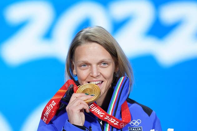 (220208) -- BEIJING, Feb. 8, 2022 -- Gold medalist Arianna Fontana of Italy reacts during the awarding ceremony of women s 500m short track Speed skating, Eisschnelllauf at the Beijing Medals Plaza of the Winter Olympics in Beijing, capital of China, Feb. 8, 2022. ) (BEIJING2022)CHINA-BEIJING-OLYMPIC Winter games, Winterspiele,Spiele, Summer games SHORT TRACK SPEED SKATING-AWARDING CEREMONY (CN) JuxHuanzong 