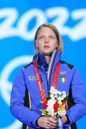 (220208) -- BEIJING, Feb. 8, 2022 -- Gold medalist Arianna Fontana of Italy drops tear during the awarding ceremony of women s 500m short track Speed skating, Eisschnelllauf at the Beijing Medals Plaza of the Winter Olympics in Beijing, capital of China, Feb. 8, 2022. ) (BEIJING2022)CHINA-BEIJING-OLYMPIC Winter games, Winterspiele,Spiele, Summer games SHORT TRACK SPEED SKATING-AWARDING CEREMONY (CN) JuxHuanzong 