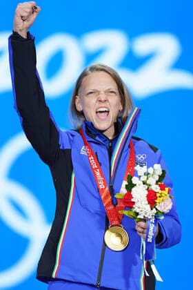 (220208) -- BEIJING, Feb. 8, 2022 -- Gold medalist Arianna Fontana of Italy reacts during the awarding ceremony of women s 500m short track Speed skating, Eisschnelllauf at the Beijing Medals Plaza of the Winter Olympics in Beijing, capital of China, Feb. 8, 2022. ) (BEIJING2022)CHINA-BEIJING-OLYMPIC Winter games, Winterspiele,Spiele, Summer games SHORT TRACK SPEED SKATING-AWARDING CEREMONY (CN) JuxHuanzong 