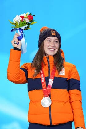 (220208) -- BEIJING, Feb. 8, 2022 -- Silver medallist Suzanne Schulting of the Netherlands reacts during the awarding ceremony of women s 500m short track Speed skating, Eisschnelllauf at the Beijing Medals Plaza of the Winter Olympics in Beijing, capital of China, Feb. 8, 2022. ) (BEIJING2022)CHINA-BEIJING-OLYMPIC Winter games, Winterspiele,Spiele, Summer games SHORT TRACK SPEED SKATING-AWARDING CEREMONY (CN) JuxHuanzong 