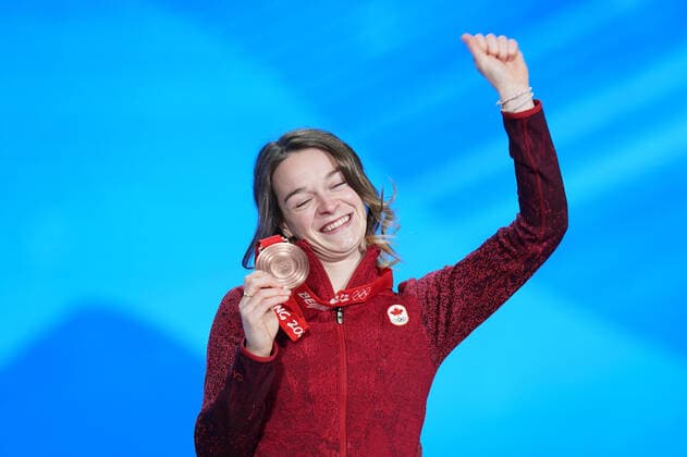 (220208) -- BEIJING, Feb. 8, 2022 -- Bronze medallist Kim Boutin of Canada reacts during the awarding ceremony of women s 500m short track Speed skating, Eisschnelllauf at the Beijing Medals Plaza of the Winter Olympics in Beijing, capital of China, Feb. 8, 2022. ) (BEIJING2022)CHINA-BEIJING-OLYMPIC Winter games, Winterspiele,Spiele, Summer games SHORT TRACK SPEED SKATING-AWARDING CEREMONY (CN) JuxHuanzong 