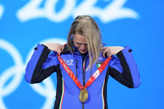 (220208) -- BEIJING, Feb. 8, 2022 -- Gold medalist Arianna Fontana of Italy reacts during the awarding ceremony of women s 500m short track Speed skating, Eisschnelllauf at the Beijing Medals Plaza of the Winter Olympics in Beijing, capital of China, Feb. 8, 2022. ) (BEIJING2022)CHINA-BEIJING-OLYMPIC Winter games, Winterspiele,Spiele, Summer games SHORT TRACK SPEED SKATING-AWARDING CEREMONY (CN) JuxHuanzong 