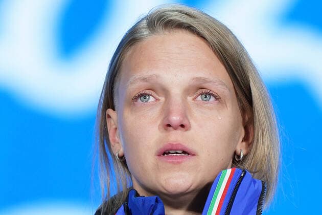 (220208) -- BEIJING, Feb. 8, 2022 -- Gold medalist Arianna Fontana of Italy drops tear during the awarding ceremony of women s 500m short track Speed skating, Eisschnelllauf at the Beijing Medals Plaza of the Winter Olympics in Beijing, capital of China, Feb. 8, 2022. ) (BEIJING2022)CHINA-BEIJING-OLYMPIC Winter games, Winterspiele,Spiele, Summer games SHORT TRACK SPEED SKATING-AWARDING CEREMONY (CN) JuxHuanzong 