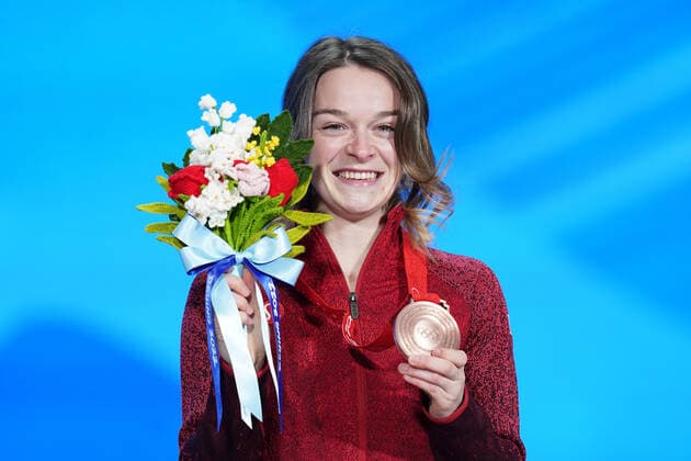 (220208) -- BEIJING, Feb. 8, 2022 -- Bronze medallist Kim Boutin of Canada poses for a photo during the awarding ceremony of women s 500m short track Speed skating, Eisschnelllauf at the Beijing Medals Plaza of the Winter Olympics in Beijing, capital of China, Feb. 8, 2022. ) (BEIJING2022)CHINA-BEIJING-OLYMPIC Winter games, Winterspiele,Spiele, Summer games SHORT TRACK SPEED SKATING-AWARDING CEREMONY (CN) JuxHuanzong 