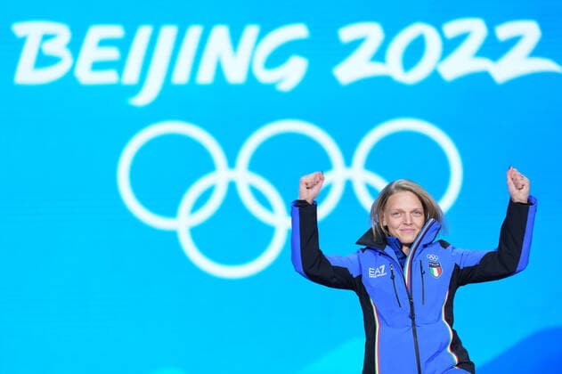 (220208) -- BEIJING, Feb. 8, 2022 -- Gold medalist Arianna Fontana of Italy reacts during the awarding ceremony of women s 500m short track Speed skating, Eisschnelllauf at the Beijing Medals Plaza of the Winter Olympics in Beijing, capital of China, Feb. 8, 2022. ) (BEIJING2022)CHINA-BEIJING-OLYMPIC Winter games, Winterspiele,Spiele, Summer games SHORT TRACK SPEED SKATING-AWARDING CEREMONY (CN) JuxHuanzong 