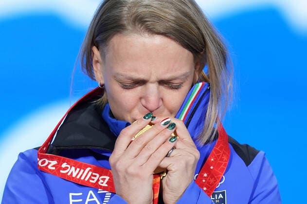 (220208) -- BEIJING, Feb. 8, 2022 -- Gold medalist Arianna Fontana of Italy reacts during the awarding ceremony of women s 500m short track Speed skating, Eisschnelllauf at the Beijing Medals Plaza of the Winter Olympics in Beijing, capital of China, Feb. 8, 2022. ) (BEIJING2022)CHINA-BEIJING-OLYMPIC Winter games, Winterspiele,Spiele, Summer games SHORT TRACK SPEED SKATING-AWARDING CEREMONY (CN) JuxHuanzong 