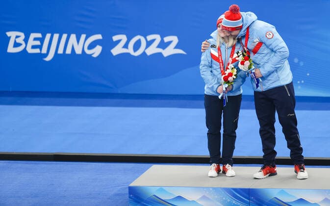 (220208) -- BEIJING, Feb. 8, 2022 -- Silver medalists Kristin Skaslien (L) and Magnus Nedregotten of Norway attend the flower ceremony of the curling mixed doubles event of the Beijing 2022 Winter Olympics at the National Aquatics Centre in Beijing, capital of China, Feb. 8, 2022. ) (BEIJING2022)CHINA-BEIJING-WINTER Olympic Games, Olympische Spiele, Olympia, OS CURLING-MIXED DOUBLES-FLOWER CEREMONY (CN) YangxLei 