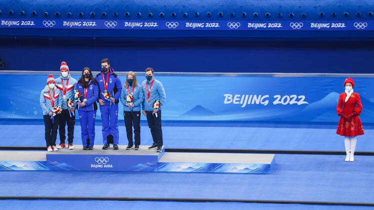 (220208) -- BEIJING, Feb. 8, 2022 -- Gold medalists Stefania Constantini and Amos Mosaner of Italy (C), silver medalists Kristin Skaslien and Magnus Nedregotten of Norway (L) and bronze medalists Almida de Val and Oskar Eriksson attend the flower ceremony of the curling mixed doubles event of the Beijing 2022 Winter Olympics at the National Aquatics Centre in Beijing, capital of China, Feb. 8, 2022. ) (BEIJING2022)CHINA-BEIJING-WINTER Olympic Games, Olympische Spiele, Olympia, OS CURLING-MIXED DOUBLES-FLOWER CEREMONY (CN) YangxLei 