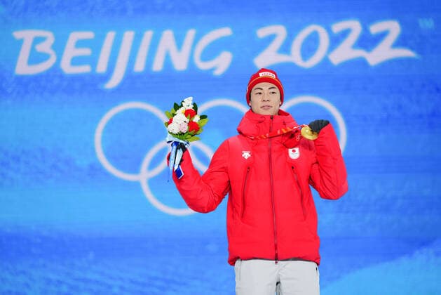 (220208) -- ZHANGJIAKOU, Feb. 8, 2022 -- Gold medallist Japan s Kobayashi Ryoyu poses for a photo during the awarding ceremony of the Ski jumping, Skispringen, Ski, nordisch Men s Normal Hill Individual at the Zhangjiakou Medals Plaza of the Winter Olympics in Zhangjiakou, north China s Hebei Province, Feb. 8, 2022. ) (BEIJING2022)CHINA-ZHANGJIAKOU-OLYMPIC Winter games, Winterspiele,Spiele, Summer games AWARDING CEREMONY (CN) ZhuxZheng