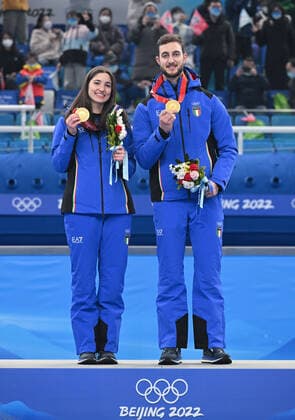 (220208) -- BEIJING, Feb. 8, 2022 -- Gold medalists Stefania Constantini (L) and Amos Mosaner of Italy attend the awarding ceremony of the curling mixed doubles event of the Beijing 2022 Winter Olympics at the National Aquatics Centre in Beijing, capital of China, Feb. 8, 2022. ) (BEIJING2022)CHINA-BEIJING-WINTER Olympic Games, Olympische Spiele, Olympia, OS CURLING-MIXED DOUBLES-AWARDING CEREMONY (CN) LixHe 