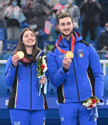 (220208) -- BEIJING, Feb. 8, 2022 -- Gold medalists Stefania Constantini (L) and Amos Mosaner of Italy attend the awarding ceremony of the curling mixed doubles event of the Beijing 2022 Winter Olympics at the National Aquatics Centre in Beijing, capital of China, Feb. 8, 2022. ) (BEIJING2022)CHINA-BEIJING-WINTER Olympic Games, Olympische Spiele, Olympia, OS CURLING-MIXED DOUBLES-AWARDING CEREMONY (CN) LixHe 