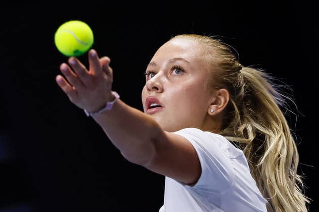 St. Petersburg Ladies Trophy 2022 - Day Two Anastasia Potapova of Russia serves the ball to Maria Sakkari of Greece during the women s singles Round of 32 match of the WTA, Tennis Damen 500 St. Petersburg Ladies Trophy 2022 International Tennis Tournament on February 8, 2022 at the Sibur Arena in Saint Petersburg, Russia. Saint Petersburg Russia  Copyright: xMikexKireevx originalFilename:kireev-stpeters220208_nphXD.jpg