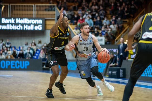 Jon Gudmundsson HAKRO Merlins Crailsheim in duel with Jeffery Garrett Kyiv Basket , HAKRO Merlins Crailsheim vs Kiev Basket, Basketball FIBA Europe Cup, 5 match day main round, 08 02 2022, season 2021 2022 Merlins Crailsheim vs Kiev Basket, Basketball FIBA Europe Cup, 5 match day main round, 08 02 2022, season 2021 2022 Copyright: xEibner Memmlerx EP_MMR
