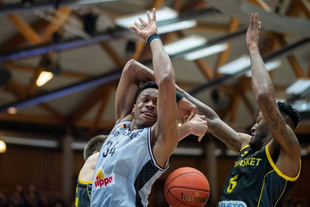 Richmond Aririguzoh HAKRO Merlins Crailsheim at the basket, HAKRO Merlins Crailsheim vs Kiev Basket, Basketball FIBA Europe Cup, 5 match day main round, 08 02 2022, season 2021 2022 Merlins Crailsheim vs Kiev Basket, Basketball FIBA Europe Cup, 5 match day main round, 08 02 2022, season 2021 2022 Copyright: xEibner Memmlerx EP_MMR