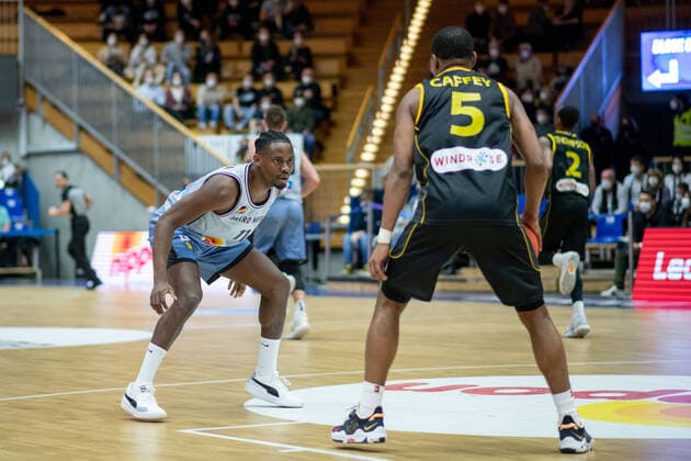 Rene Kindzeka HAKRO Merlins Crailsheim defends against Michael Caffey Kyiv Basket , HAKRO Merlins Crailsheim vs Kiev Basket, Basketball FIBA Europe Cup, 5 match day main round, 08 02 2022, season 2021 2022 Merlins Crailsheim vs Kiev Basket, Basketball FIBA Europe Cup, 5 match day main round, 08 02 2022, season 2021 2022 Copyright: xEibner Memmlerx EP_MMR