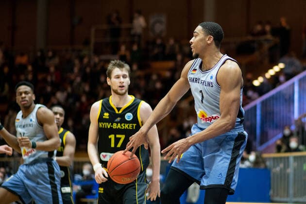 Jaren Lewis HAKRO Merlins Crailsheim on the ball, HAKRO Merlins Crailsheim vs Kiev Basket, Basketball FIBA Europe Cup, 5 match day main round, 08 02 2022, season 2021 2022 Merlins Crailsheim vs Kiev Basket, Basketball FIBA Europe Cup, 5 match day main round, 08 02 2022, season 2021 2022 Copyright: xEibner Memmlerx EP_MMR