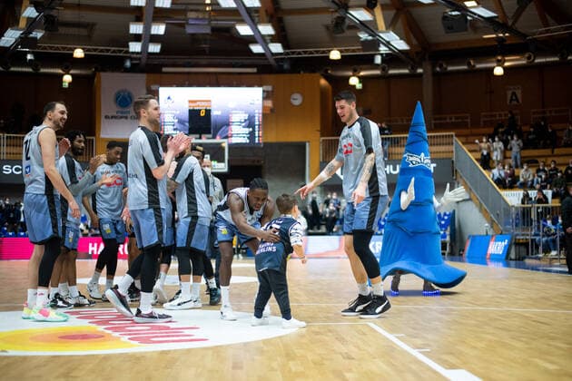 Fabian Bleck HAKRO Merlins Crailsheim , Rene Kindzeka HAKRO Merlins Crailsheim , Bogdan Radosavljevic HAKRO Merlins Crailsheim and team rejoice over victory and entry into the quarterfinals, HAKRO Merlins Crailsheim vs Kiev Basket, Basketball FIBA Europe Cup, 5 match day main round, 08 02 2022, season 2021 2022 Merlins Crailsheim vs Kiew Basket, Basketball FIBA Europe Cup, 5 match day main round, 08 02 2022, season 2021 2022 Copyright: xEibner Memmlerx EP_MMR