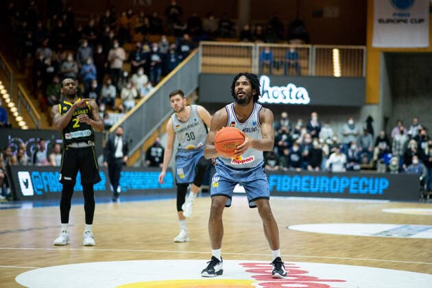 Terrell Harris HAKRO Merlins Crailsheim shooting free throw, HAKRO Merlins Crailsheim vs Kiev Basket, Basketball FIBA Europe Cup, 5 match day main round, 08 02 2022, season 2021 2022 Merlins Crailsheim vs Kiev Basket, Basketball FIBA Europe Cup, 5 match day main round, 08 02 2022, season 2021 2022 Copyright: xEibner Memmlerx EP_MMR