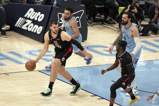 L.A. Clippers Ivica Zubac (40) dribbles the ball away from the net in the 1st half of the the game against the Memphis Grizzlies at FedEx Forum in Memphis, Tennessee, USA, 8, February, 2022. (Karen Pulfer Focht EFE) Clippers at Memphis Grizzlies Basketball !ACHTUNG: NUR REDAKTIONELLE NUTZUNG!  Copyright: xKARENxPULFERxFOCHTx AME4534 20220209-5460b6861ecbe57f6f33a71d3f89d44767b81b68