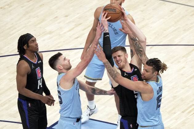Memphis Grizzlies John Konchar (2-L) and Brandon Clarke (R) battle for the ball with L.A. Clippers Isaiah Hartenstein (C) during a NBA, Basketball Herren, USA game at the FedEx Forum in Memphis, Tennessee, USA, 8, February, 2022. LA Clippers at Memphis Grizzlies !ACHTUNG: NUR REDAKTIONELLE NUTZUNG!  Copyright: xKARENxPULFERxFOCHTx AME4563 20220209-bbf91143504e76f1aa2735fa5e35ea8dd8740a92