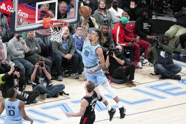 Memphis Grizzlies Brandon Clarke (up) dunks the ball against L.A. Clippers during a NBA, Basketball Herren, USA game at the FedEx Forum in Memphis, Tennessee, USA, 8, February, 2022. LA Clippers at Memphis Grizzlies !ACHTUNG: NUR REDAKTIONELLE NUTZUNG!  Copyright: xKARENxPULFERxFOCHTx AME4564 20220209-bdf2ff3c8eb767e7d45404963f381ae4268f2857