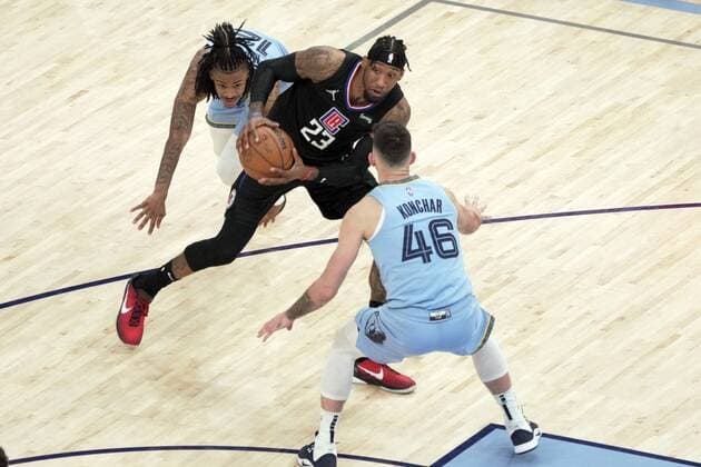 Sport Themen der Woche KW06 Sport Bilder des Tages Memphis Grizzlies John Konchar (R) defends against L.A. Clippers Robert Covington (C) during a NBA, Basketball Herren, USA game at the FedEx Forum in Memphis, Tennessee, USA, 8, February, 2022. LA Clippers at Memphis Grizzlies !ACHTUNG: NUR REDAKTIONELLE NUTZUNG!  Copyright: xKARENxPULFERxFOCHTx AME4567 20220209-b085a567636f2732814742a618899276578e434c