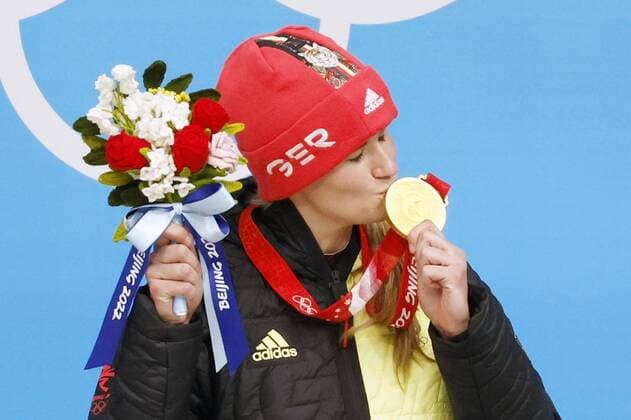 Beijing Olympics: Luge Natalie Geisenberger of Germany kisses her gold medal for the women s singles luge at the Beijing Winter Olympics on Feb. 8, 2022, in the Yanqing competition zone.  A14AA0001235073P