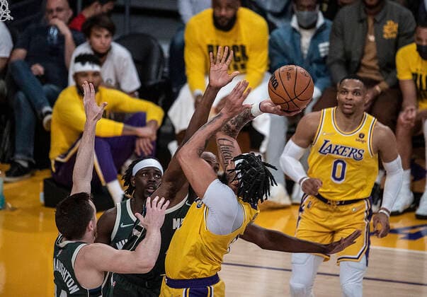 February 8, 2022, Los Angeles, California, USA: Anthony Davis 3 of the Los Angeles Lakers puts up a shot during their NBA, Basketball Herren, USA game against the Milwaukee Bucks on Tuesday February 8, 2022 at Crypto.com Arena in Los Angeles, California. Lakers lose to Bucks, 116-131. PI Los Angeles USA - ZUMAp124 20220208_zaa_p124_008 Copyright: xJAVIERxROJASx