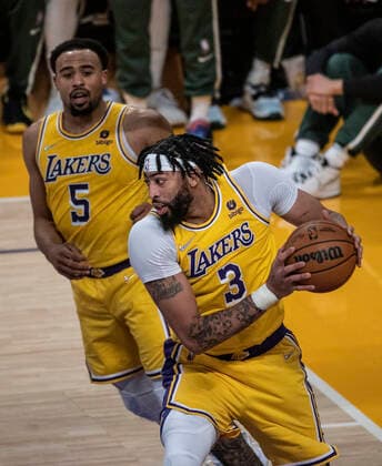 February 8, 2022, Los Angeles, California, USA: Anthony Davis 3 of the Los Angeles Lakers looks to pass the ball during their NBA, Basketball Herren, USA game against the Milwaukee Bucks on Tuesday February 8, 2022 at Crypto.com Arena in Los Angeles, California. Lakers lose to Bucks, 116-131. PI Los Angeles USA - ZUMAp124 20220208_zaa_p124_018 Copyright: xJAVIERxROJASx
