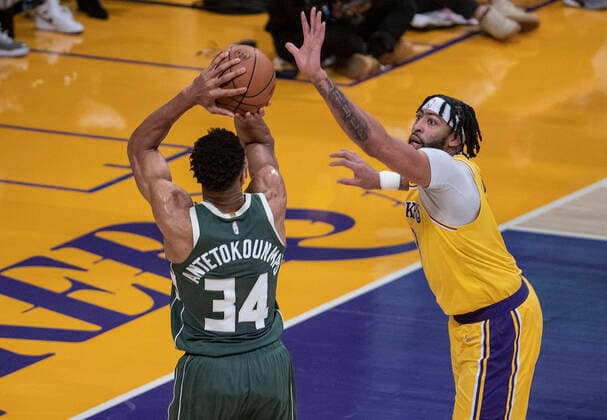 February 8, 2022, Los Angeles, California, USA: Anthony Davis 3 of the Los Angeles Lakers defends against Giannis Antetokounmpo 34 of the Milwaukee Bucks during their NBA, Basketball Herren, USA game on Tuesday February 8, 2022 at Crypto.com Arena in Los Angeles, California. Lakers lose to Bucks, 116-131. PI Los Angeles USA - ZUMAp124 20220208_zaa_p124_032 Copyright: xJAVIERxROJASx