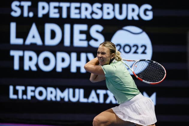 St. Petersburg Ladies Trophy 2022 - Day Three Anett Kontaveit of Estonia in action during the women s singles Round of 16 match of the WTA, Tennis Damen 500 St. Petersburg Ladies Trophy 2022 International Tennis Tournament against Sorana Cirstea of Romania on February 9, 2022 at the Sibur Arena in Saint Petersburg, Russia. Saint Petersburg Russia  Copyright: xMikexKireevx originalFilename:kireev-stpeters220209_npz69.jpg