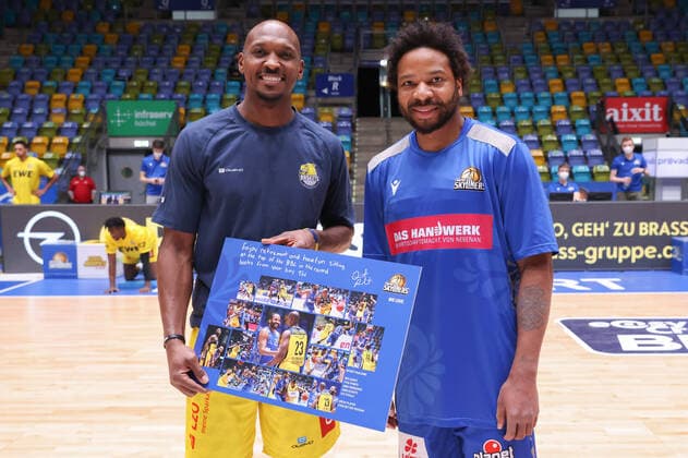 Fraport Skyliners EWE Baskets Oldenburg, easyCredit BBL Verbaschiedung of Rickey Paulding Oldenburg, 23, left by Quantez Robertson Fraport Skyliners, 23 Basketball match of the easyCredit BBL between the Fraport Skyliners and the EWE Baskets Oldenburg on 9 February 2022 at the Ballsporthalle in Frankfurt am Main , Frankfurt am Main Hesse Germany Ballsporthalle