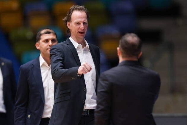 Fraport Skyliners - EWE Baskets Oldenburg, easyCredit-BBL Begrüßung zwischen Trainer Ingo Freyer (Oldenburg) und Head Coach Diego Ocampo (Fraport Skyliners). Basketball-Spiel des easyCredit BBL zwischen den Fraport Skyliners und den EWE Baskets Oldenburg am 9. Februar 2022 in der Ballsporthalle in Frankfurt am Main., Frankfurt am Main Hessen Deutschland Ballsporthalle