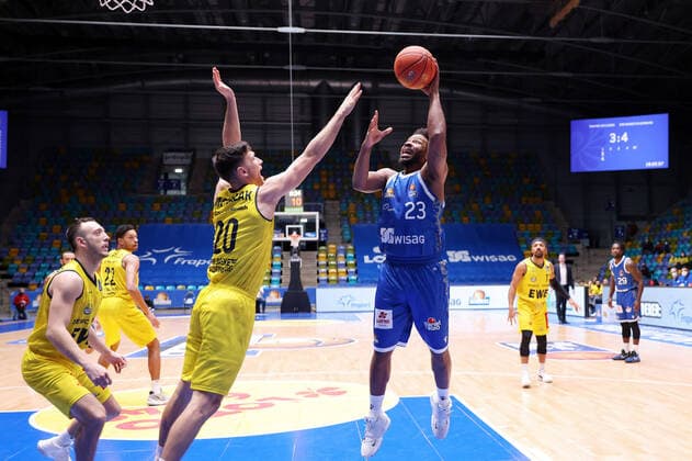 Fraport Skyliners EWE Baskets Oldenburg, easyCredit BBL Quantez Robertson Fraport Skyliners, 23 against Michal Michalak Oldenburg, 20 Basketball match of easyCredit BBL between Fraport Skyliners and EWE Baskets Oldenburg on February 9, 2022 at Ballsporthalle in Frankfurt am Main , Frankfurt am Main Hesse Germany Ballsporthalle