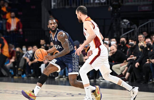 Ridvan Oncel (7) of Galatasaray Nef and David Holston (L) of JDA Dijon Basket during the FIBA Champions League Group I Play off match between Galatasaray NEF and JDA Dijon Basket at Sinan Erdem Arena in Istanbul , Turkey on February 09 , 2022. ( Photo by Seskimphoto ) 