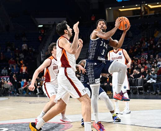 Ege Arar (L) of Galatasaray Nef and Chase Simon (3) of JDA Dijon Basket during the FIBA Champions League Group I Play off match between Galatasaray NEF and JDA Dijon Basket at Sinan Erdem Arena in Istanbul , Turkey on February 09 , 2022. ( Photo by Seskimphoto ) 