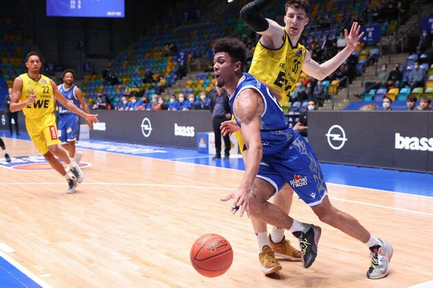 Fraport Skyliners EWE Baskets Oldenburg, easyCredit BBL Len Adam Schoormann Fraport Skyliners, 6 passes Alen Pjanic Oldenburg, 35 easyCredit BBL basketball match between Fraport Skyliners and EWE Baskets Oldenburg on 9 February 2022 at Ballsporthalle in Frankfurt am Main , Frankfurt am Main Hesse Germany Ballsporthalle