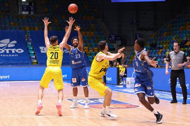 Fraport Skyliners EWE Baskets Oldenburg, easyCredit BBL Quantez Robertson Fraport Skyliners, 23 passes to Michal Michalak Oldenburg, 20 and Michal Michalak Oldenburg, 20 to Brancou Badio Fraport Skyliners, 8 easyCredit BBL basketball match between Fraport Skyliners and EWE Baskets Oldenburg on 9 February 2022 at Ballsporthalle in Frankfurt am Main , Frankfurt am Main Hesse Germany Ballsporthalle