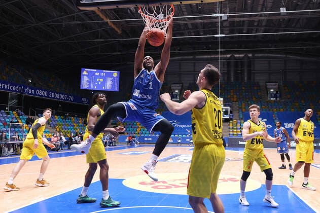 Fraport Skyliners EWE Baskets Oldenburg, easyCredit BBL dunk by Jamel McLean Fraport Skyliners, 1 against Michal Michalak Oldenburg, 20 basketball game of easyCredit BBL between Fraport Skyliners and EWE Baskets Oldenburg on 9 February 2022 at Ballsporthalle in Frankfurt am Main , Frankfurt am Main Hesse Germany Ballsporthalle