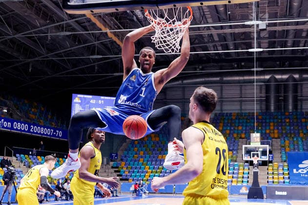 Fraport Skyliners EWE Baskets Oldenburg, easyCredit BBL dunk by Jamel McLean Fraport Skyliners, 1 against Michal Michalak Oldenburg, 20 basketball game of easyCredit BBL between Fraport Skyliners and EWE Baskets Oldenburg on 9 February 2022 at Ballsporthalle in Frankfurt am Main , Frankfurt am Main Hesse Germany Ballsporthalle